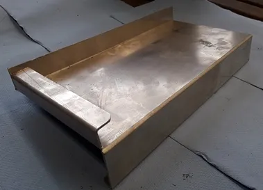 Maßgefertigte Fensterbank aus Aluminium